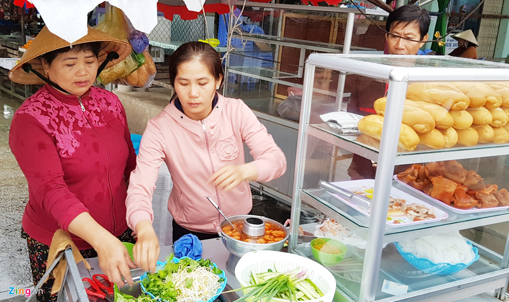 Đất Mũi nhộn nhịp trở lại sau bão Tembin